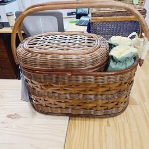 Picnic Time Merlot Deluxe Picnic Basket for 4, PRE-OWNED